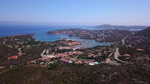 Drone video - flying over Porto Cervo jachthaven - Sardinië - Video