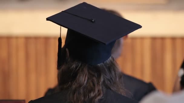 Graduação universitária olhando para o palco e à espera de estudantes que recebem diplomas
 - Filmagem, Vídeo