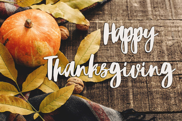 Happy thanksgiving tekstem podpisać na jesień, liście dyni z  - Zdjęcie, obraz