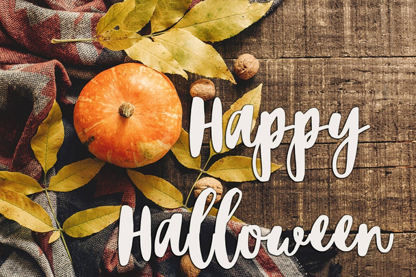 Happy halloween tekst teken plat lag. pompoen met bladeren  - Foto, afbeelding