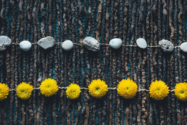 Arrangement avec des pierres et des têtes de fleurs
 - Photo, image