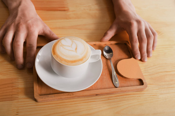 コーヒー カップ、トップ ビューでコーヒーハウス カウンター背景 - 写真・画像