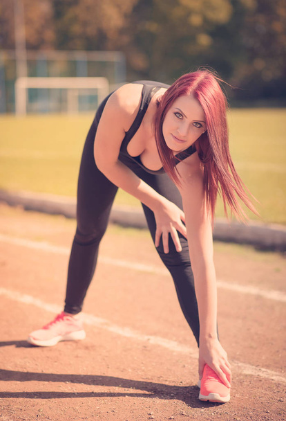 Pretty woman warm up in the fitness park - Foto, Bild