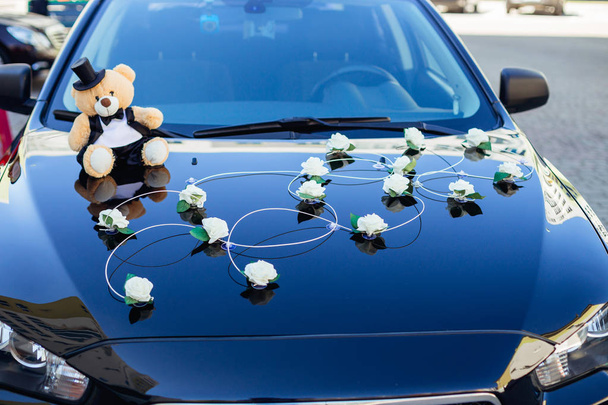 Auto kap met decoraties voor bruiloft - Foto, afbeelding