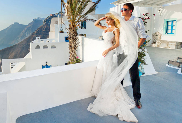 O lindo jovem casal mulher bonita de homem bonito relacionando-se com a bela paisagem grega
 - Foto, Imagem