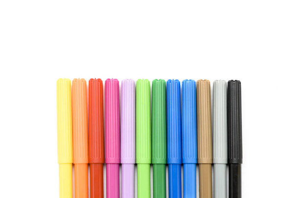 Marcadores coloridos haciendo formas sobre un fondo blanco
 - Foto, Imagen