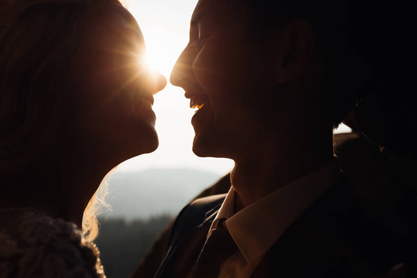 Сонце світить між усміхненою щасливою парою. Концепція кохання
 - Фото, зображення