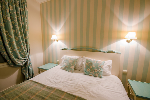 Hotelový pokoj s manželskou postelí - Fotografie, Obrázek