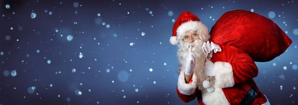 Weihnachtsmann trägt Tasche in der Nacht - Foto, Bild