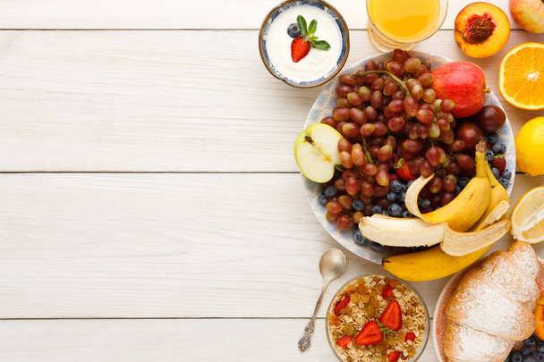 Café da manhã saudável fresco com espaço de cópia de frutas
 - Foto, Imagem