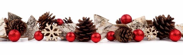 Borda de Natal com ornamentos rústicos de madeira isolados em branco
 - Foto, Imagem