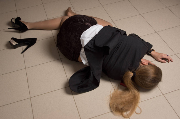 Scena del crimine con strangolata donna d'affari in ufficio
 - Foto, immagini