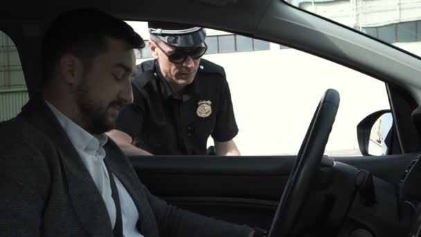 Polizist stoppt Fahrer - Filmmaterial, Video