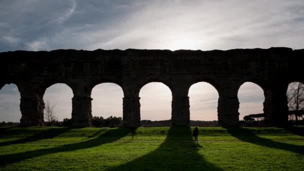 Αρχαίο Ρωμαϊκό υδραγωγείο - Ρώμη - Ιταλία - ηλιοβασίλεμα ώρα λήξη - Πλάνα, βίντεο