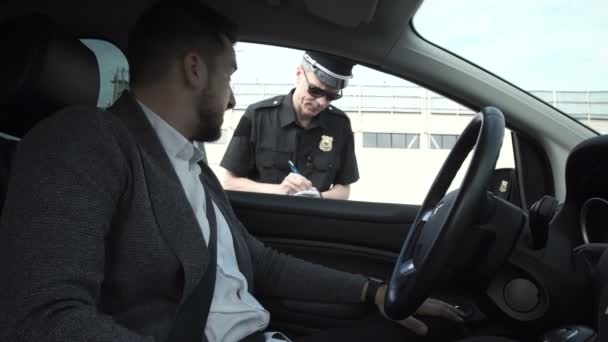 Polizist stoppt Fahrer - Filmmaterial, Video