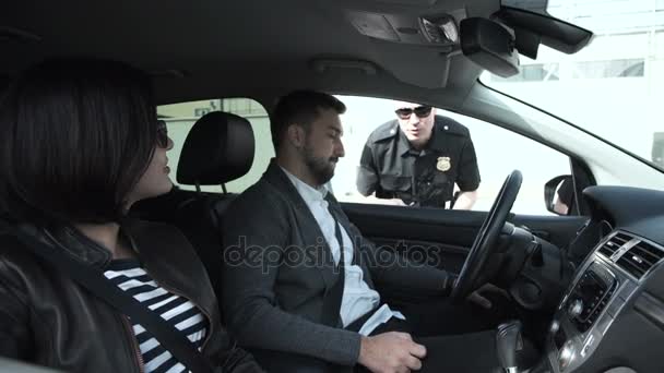Polizist fragt Mann bei Verkehrskontrolle - Filmmaterial, Video