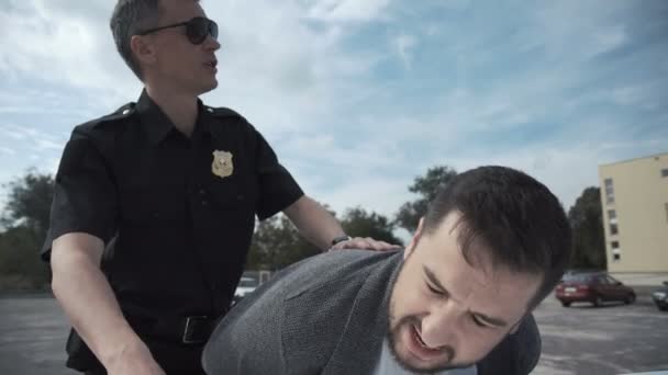 Rendőr tartóztattak le a büntető parkolóban - Felvétel, videó