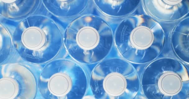 Dolly strzał butelki plastikowe recyklingu i oszczędność energii - Materiał filmowy, wideo