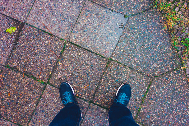 az ember lenéz a cipőjére - Fotó, kép