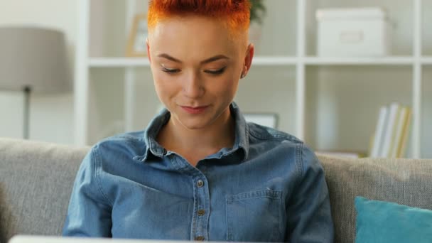 redhead woman using laptop - Záběry, video