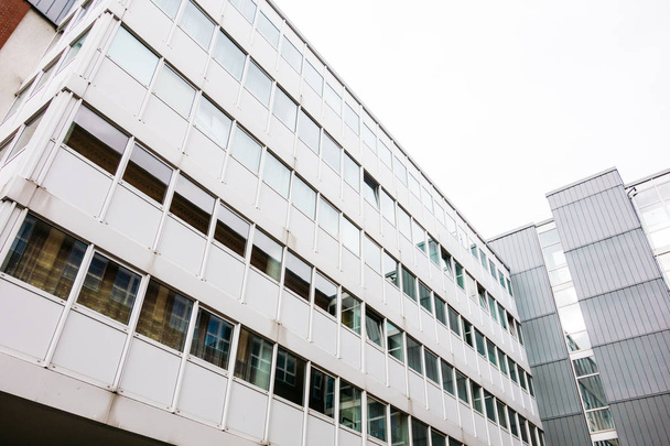 edifício de escritório cinza moderno em alta aparência chave
 - Foto, Imagem