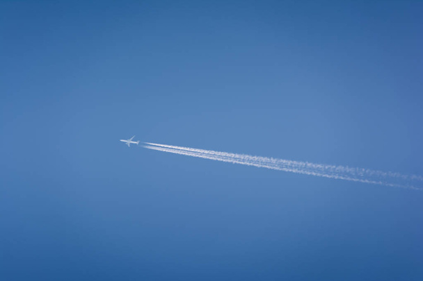 repülőgép az égen a vapor trails high-repülő - Fotó, kép