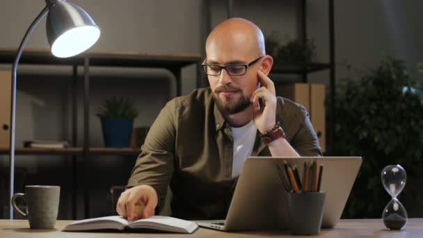 bald-headed man in glasses  - Video, Çekim