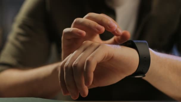τα χέρια χρησιμοποιώντας έξυπνα ρολόγια - Πλάνα, βίντεο