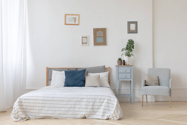 白とグレーの居心地の良いベッドルームのインテリア - 写真・画像