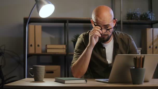 bald-headed man work with laptop - Záběry, video
