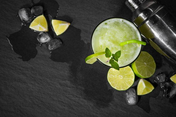 Cocktail vruchtensap met kalk - Foto, afbeelding
