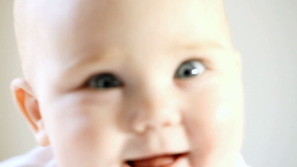 heldere close-up portret van schattige baby - Video