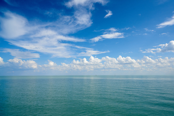 A superfície da água com nuvens
 - Foto, Imagem