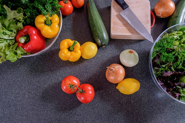 Concepto de comida saludable con verduras frescas e ingredientes para c
 - Foto, imagen
