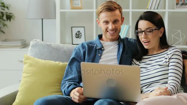 man with woman using laptop - Záběry, video