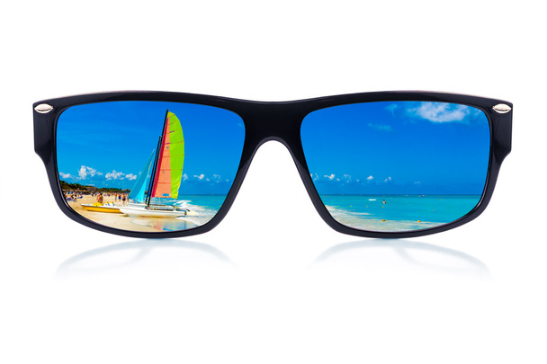 Sunglasses with a tropical beach reflection - Fotoğraf, Görsel