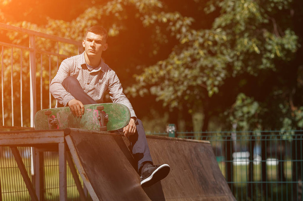 公園で少年スケーター - 写真・画像