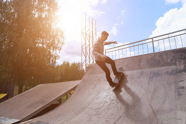 Young boy skater in the park - Fotografie, Obrázek
