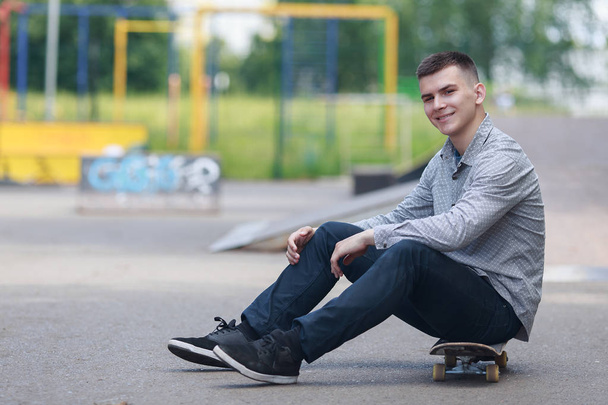 Jonge jongen schaatser in het park - Foto, afbeelding