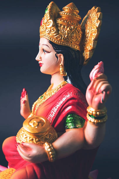 Idol adoração da deusa hindu Lakshmi - Lakshmi Puja é um festival religioso hindu que cai no Amavasya (dia da lua nova), que é o terceiro dia de Tihar ou Deepawali
 - Foto, Imagem