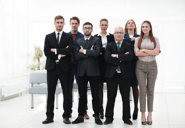 Senior-Unternehmer und sein selbstbewusstes Business-Team - Foto, Bild