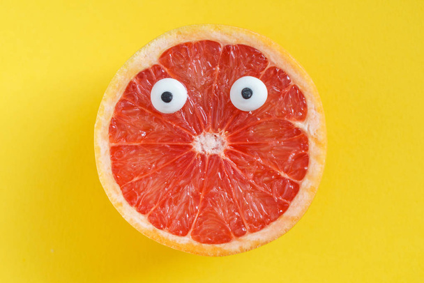 funny grapefruit with eyes  - Valokuva, kuva