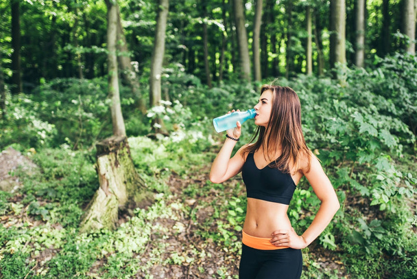 sporty woman drinking water - Foto, Imagem