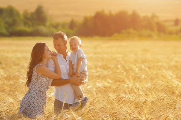 La felicidad de los padres, caminar en el campo con el niño
 - Foto, Imagen