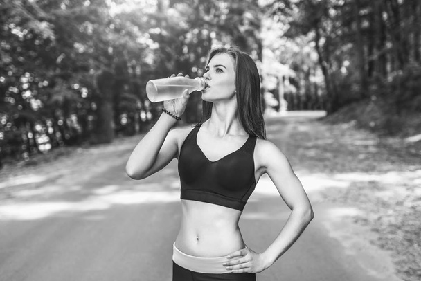 sporty woman drinking water - Valokuva, kuva
