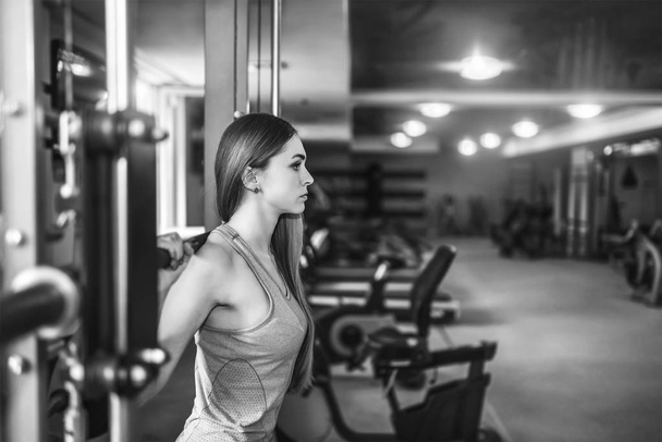 woman training in gym - Φωτογραφία, εικόνα