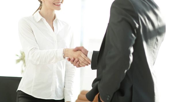handshake mladá podnikatelka s kolegou - Fotografie, Obrázek