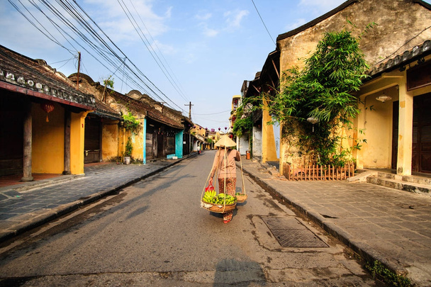 Straßenhändler in hoi einer alten Stadt in der Morgensonne, quang nam, Vietnam. hoi an ist von der Unesco als Weltkulturerbe anerkannt. - Foto, Bild