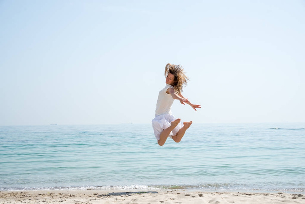 Happy beautiful young girl jumping - Foto, Bild