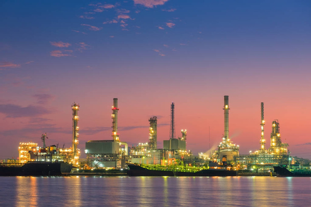 Escena del amanecer en planta de refinería de petróleo, Logística
  - Foto, imagen